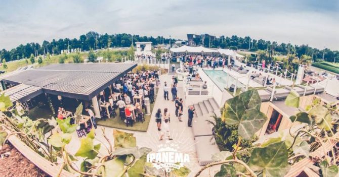 Deze beach bar met Ibiza vibes moet je bezocht hebben