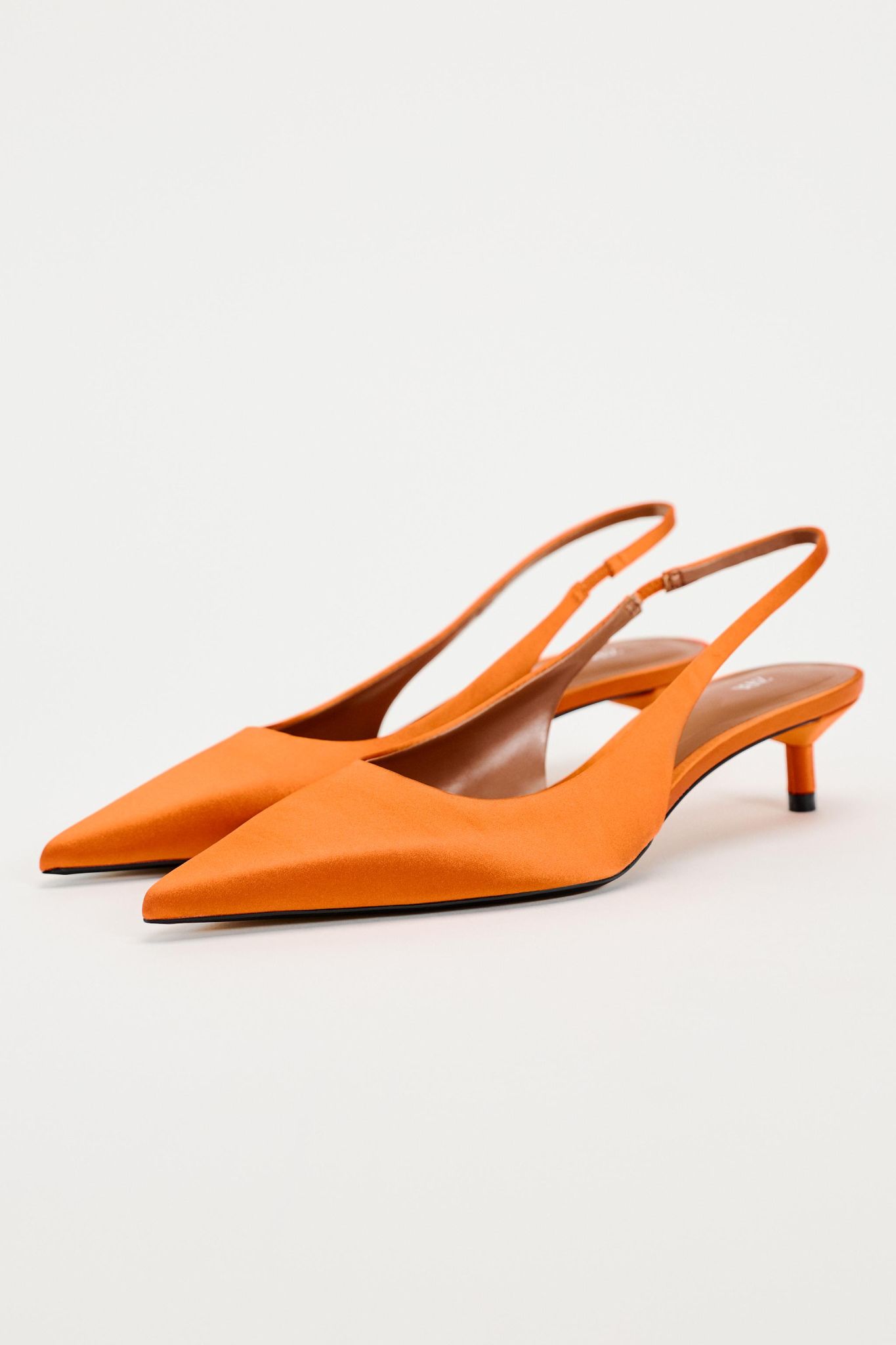 Oranje slingback kitten heels