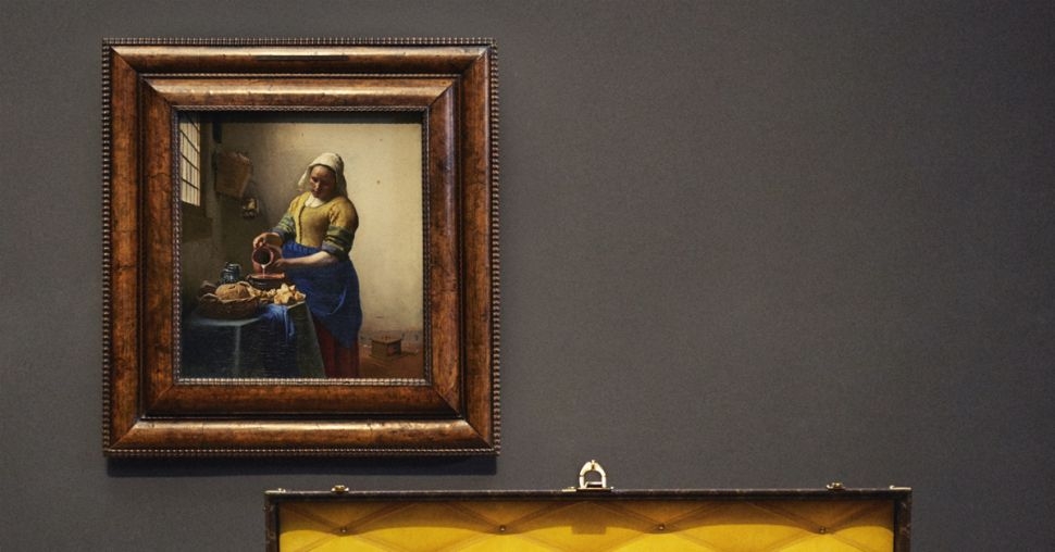 ‘Het Melkmeisje’ van Vermeer op reis in koffer van Louis Vuitton