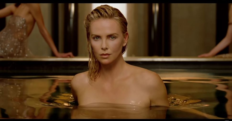 Charlize Theron krijgt bijzonder gezelschap in J’Adore Absolu campagne