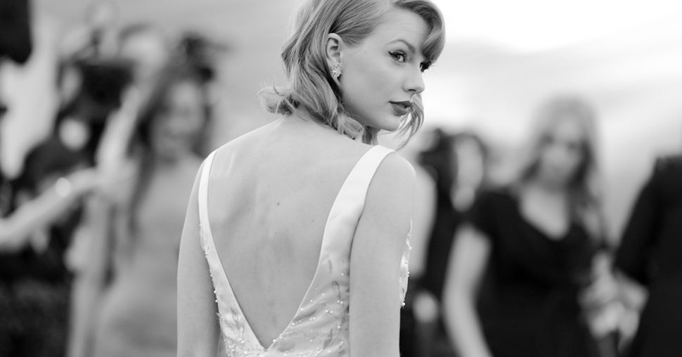 Taylor Swifts stijlmetamorfose in 20 iconische looks