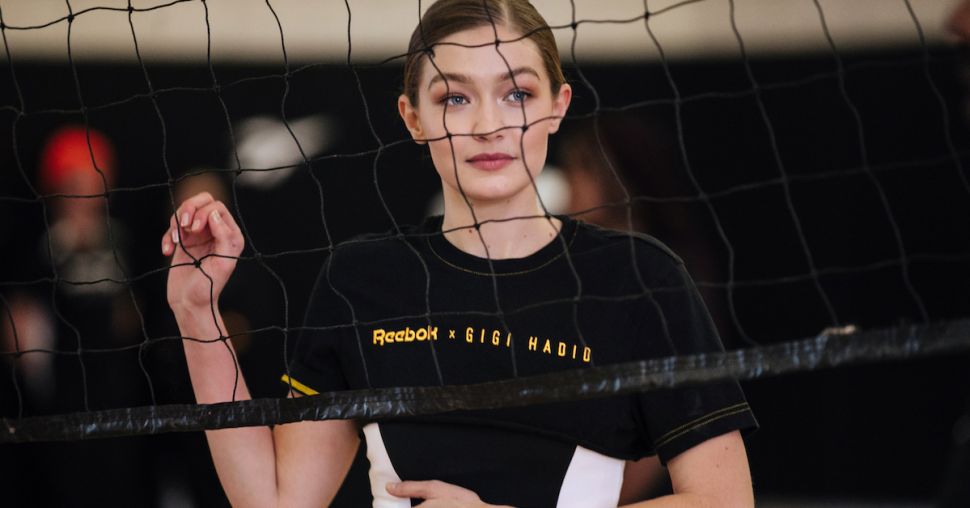 De Reebok x Gigi Hadid sportcollectie brengt je terug naar de nineties