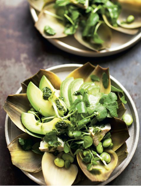 Artisjoksalade met tuinboontjes, avocado en koriandersalsa