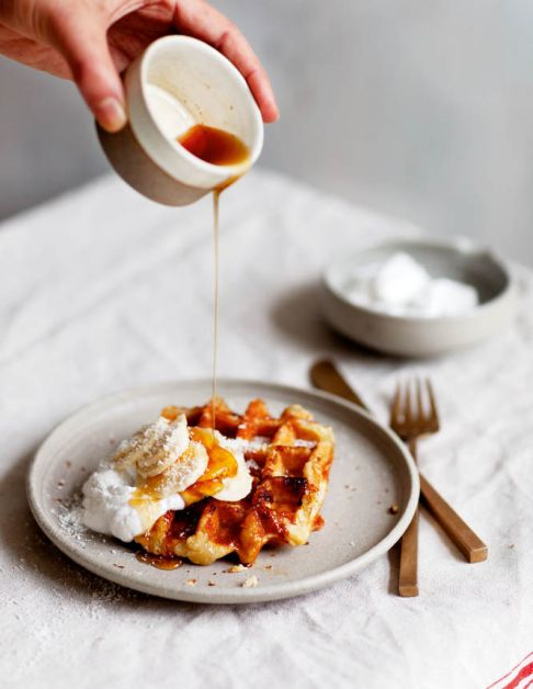 Amandel­ kokoswafel met banaan en kokosyoghurt