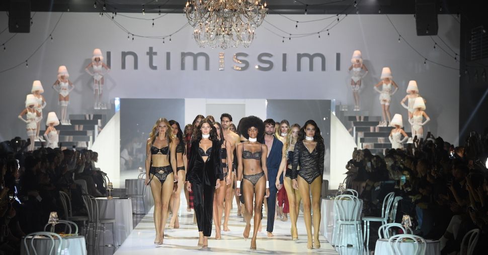 Zien: Intimissimi verleidt met ‘White Cabaret’-show