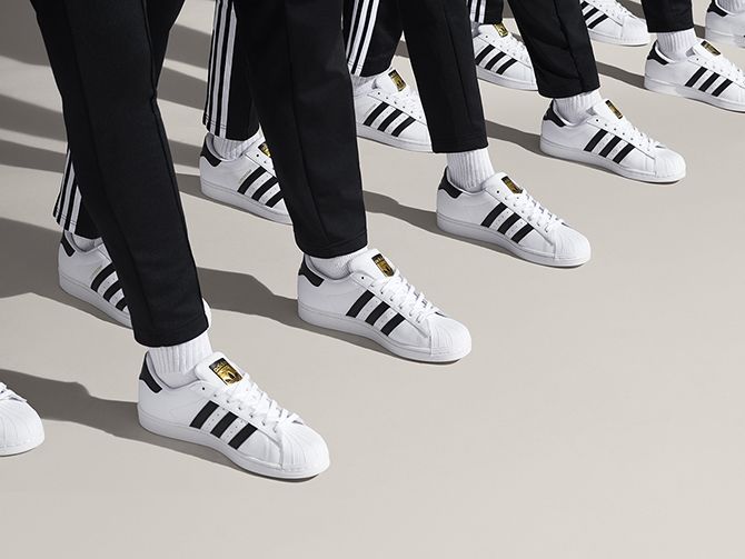 banaan Bouwen op Specificiteit Hebben: adidas viert 50 jaar Superstar met nieuwe sneakers - ELLE.be