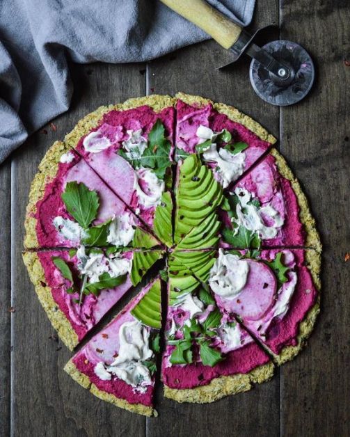 Huisgemaakte pizza met hummus van rode biet