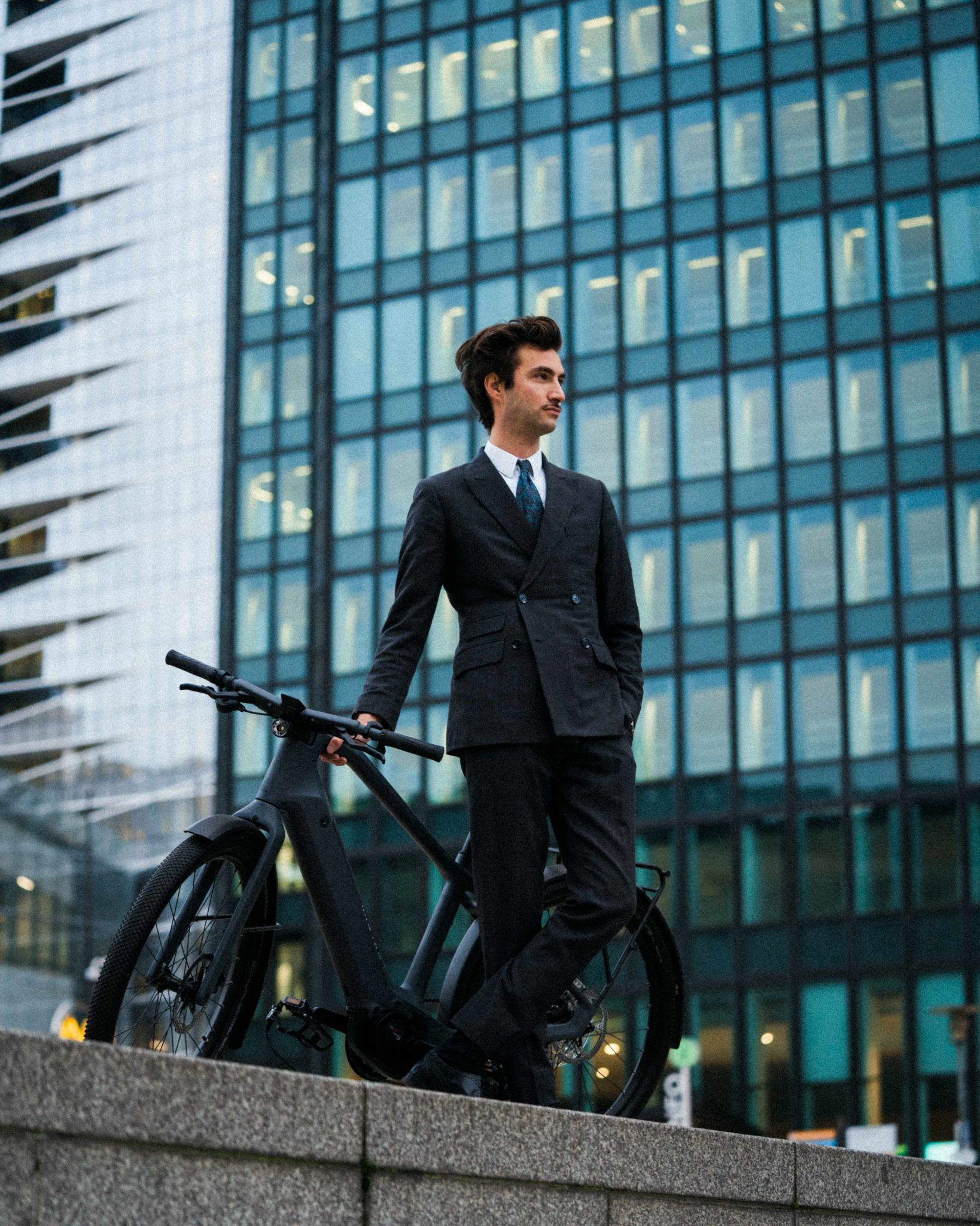 Homme à côté du vélo