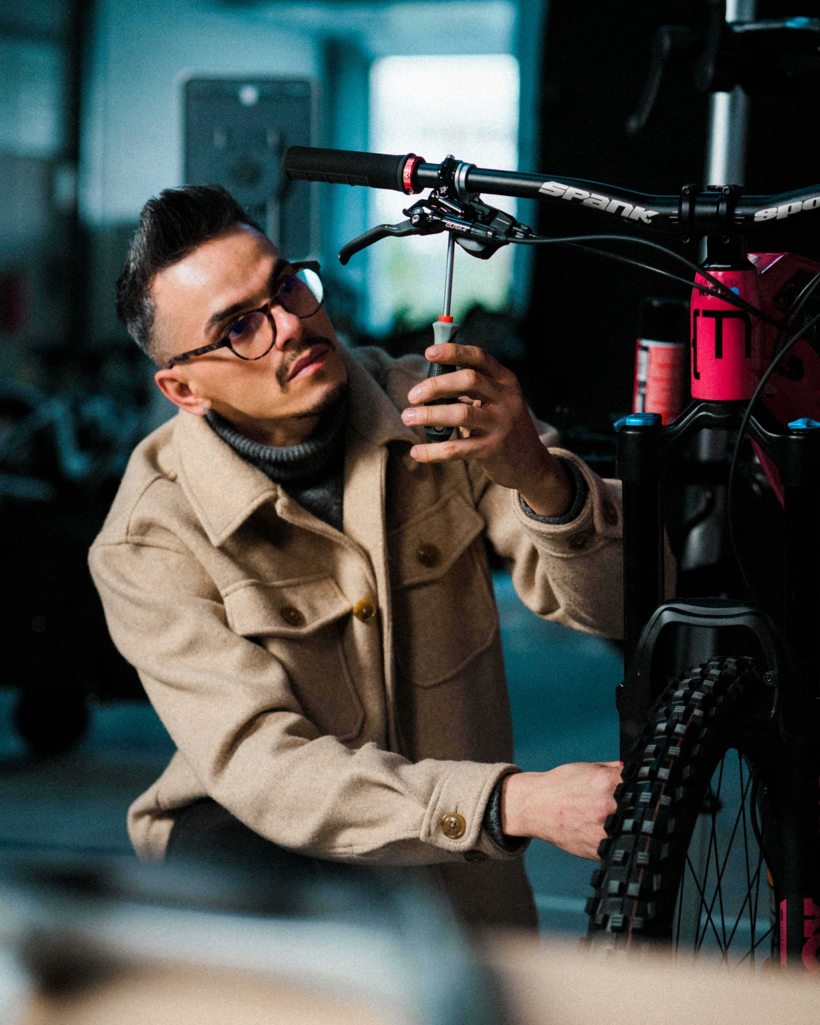 Upway jeune homme qui répare un vélo