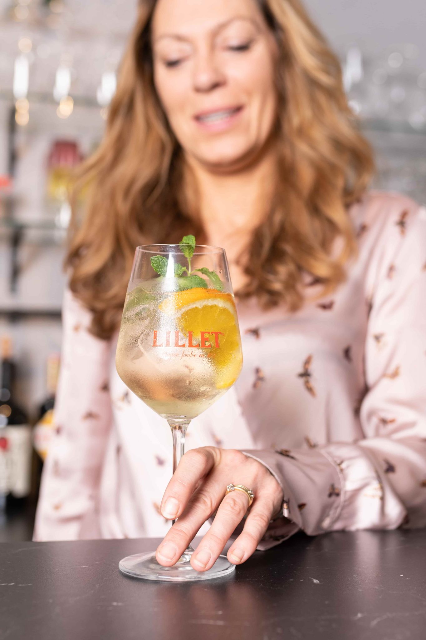 Lillet- femme avec un verre d'alcool