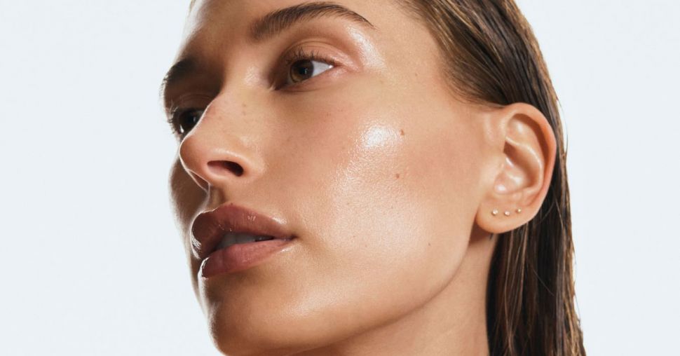 Rhode van Hailey Bieber komt met 3 skincareproducten voor een glowy huid