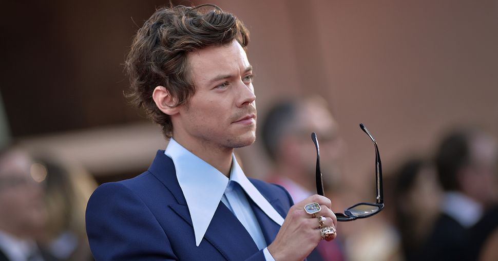 Zien: Harry Styles grapt over ‘spuug incident’ op Venice Film Festival