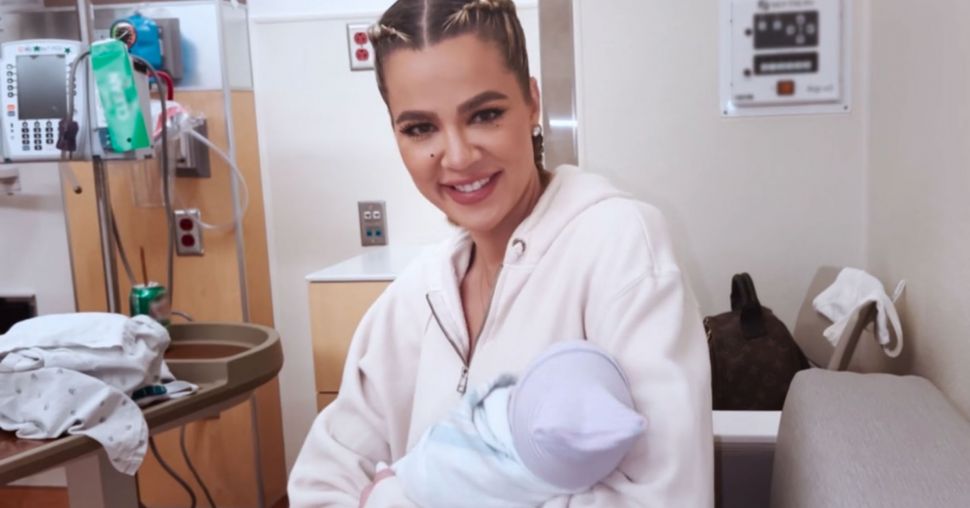 Khloé Kardashian toont baby zoontje voor het eerst tijdens ‘Kardashians’ première