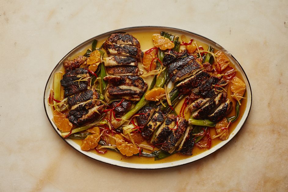 Recept: Geblakerde kip met karamel-clementinedressing uit ‘Ottolenghi Test Kitchen 2’