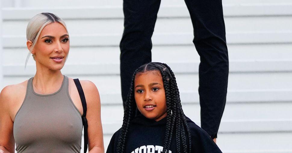 North west transformeert in vader Kanye voor bizarre TikTok-video