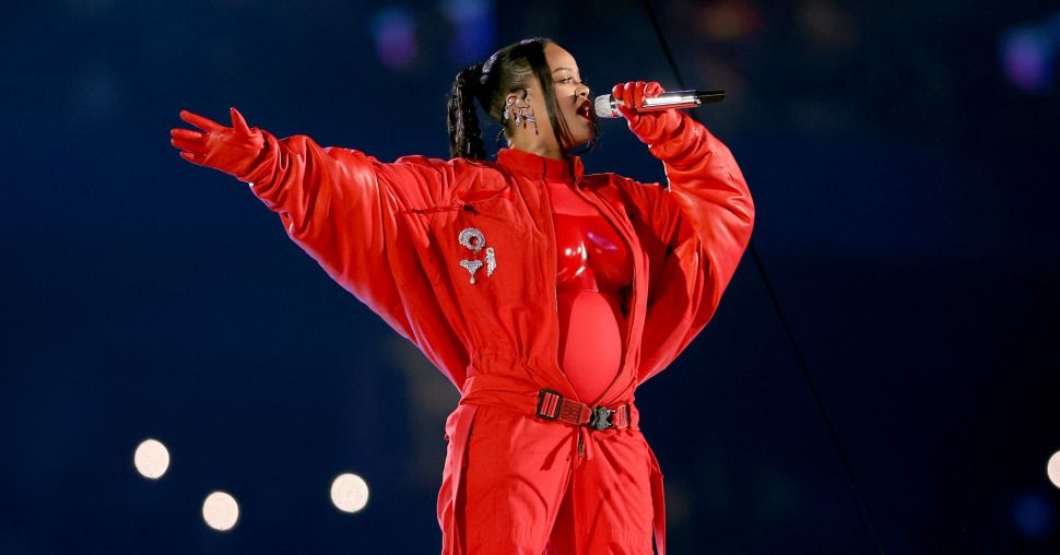 Rihanna onthult zwangerschap op spetterende Super Bowl show