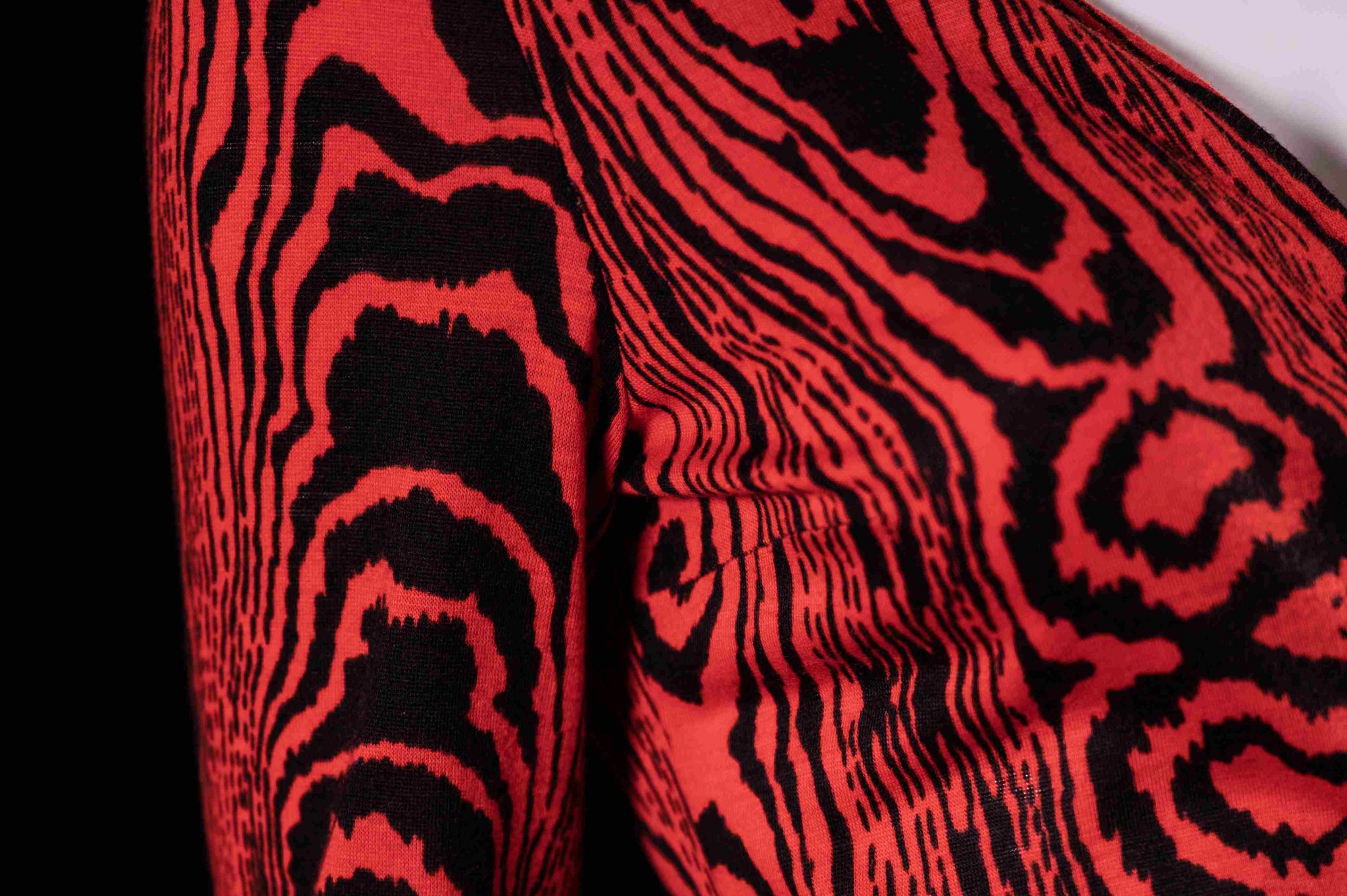 Diane von Furstenberg, Wikkeljurk in jersey met houtnerfprint, 1973