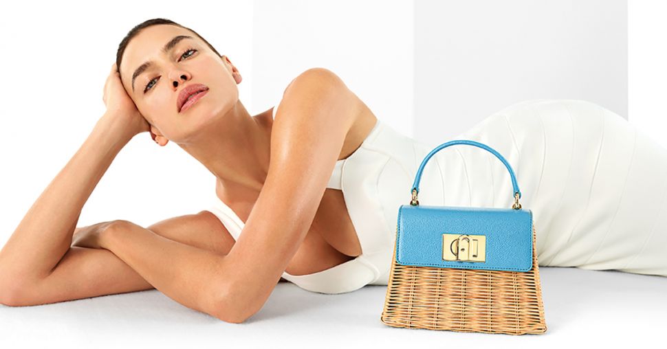 Model Irina Shayk schittert in de nieuwe campagne van Furla