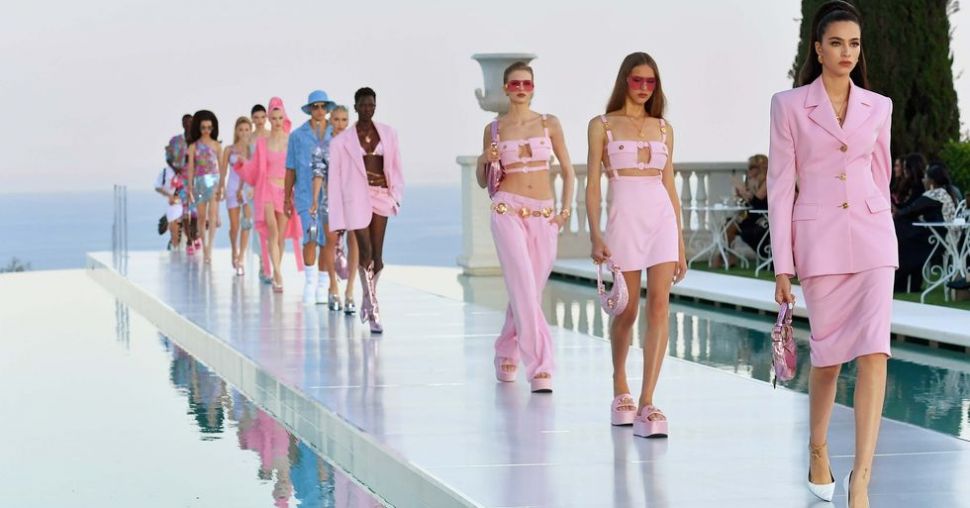 Dua Lipa toont haar Y2K zomercollectie met Versace in Cannes