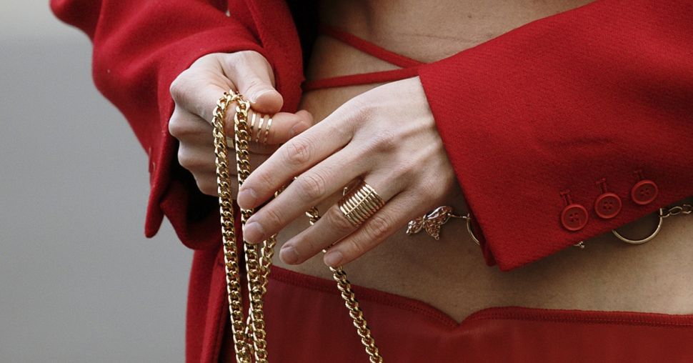 Deze zomer maken lange gelnagels plaats voor korte, naakte manicures