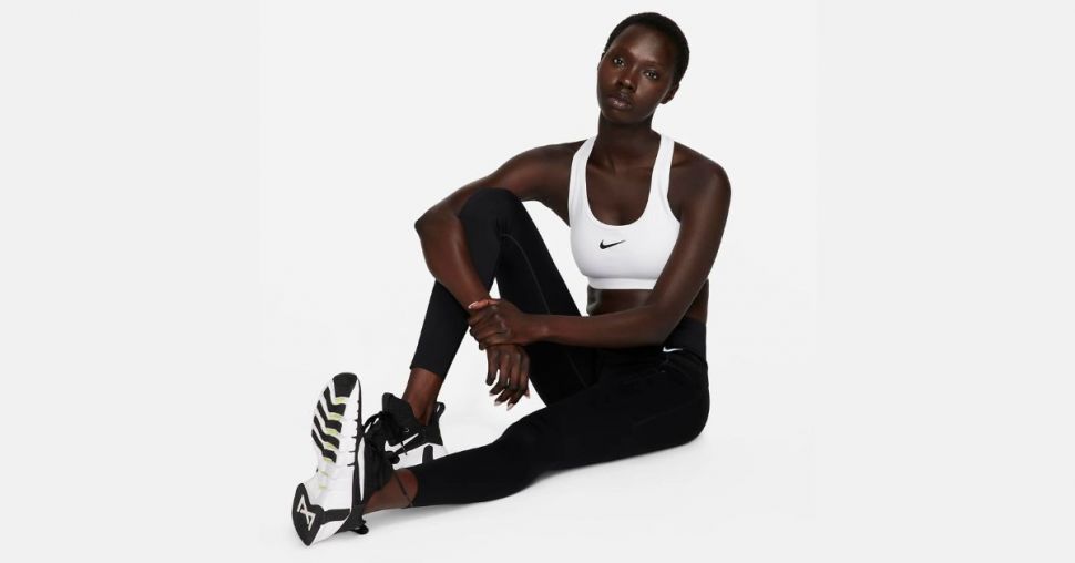 Shop nu Nike sportbeha’s en leggings met korting