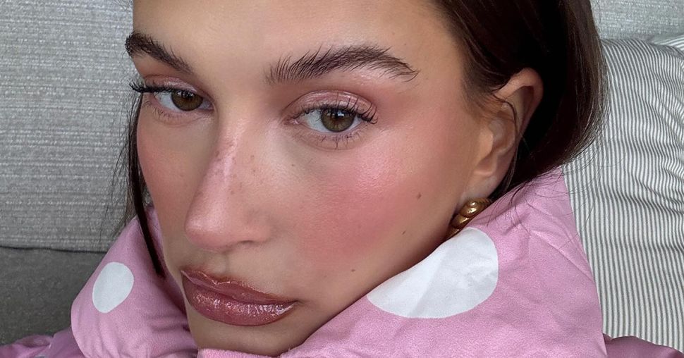 Hailey Bieber brengt ‘ballerina make-up’ terug voor de winter