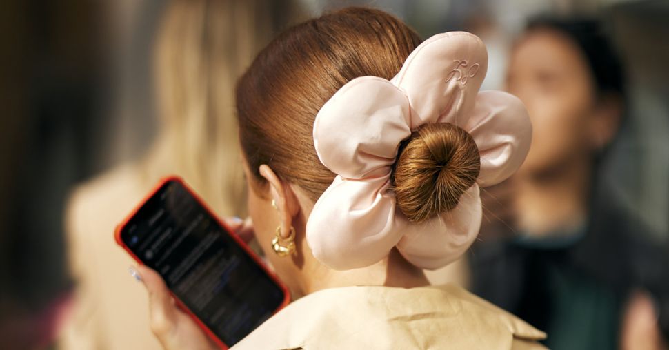 Microtrend: de scrunchies met bloemen zijn de haartrend van het moment