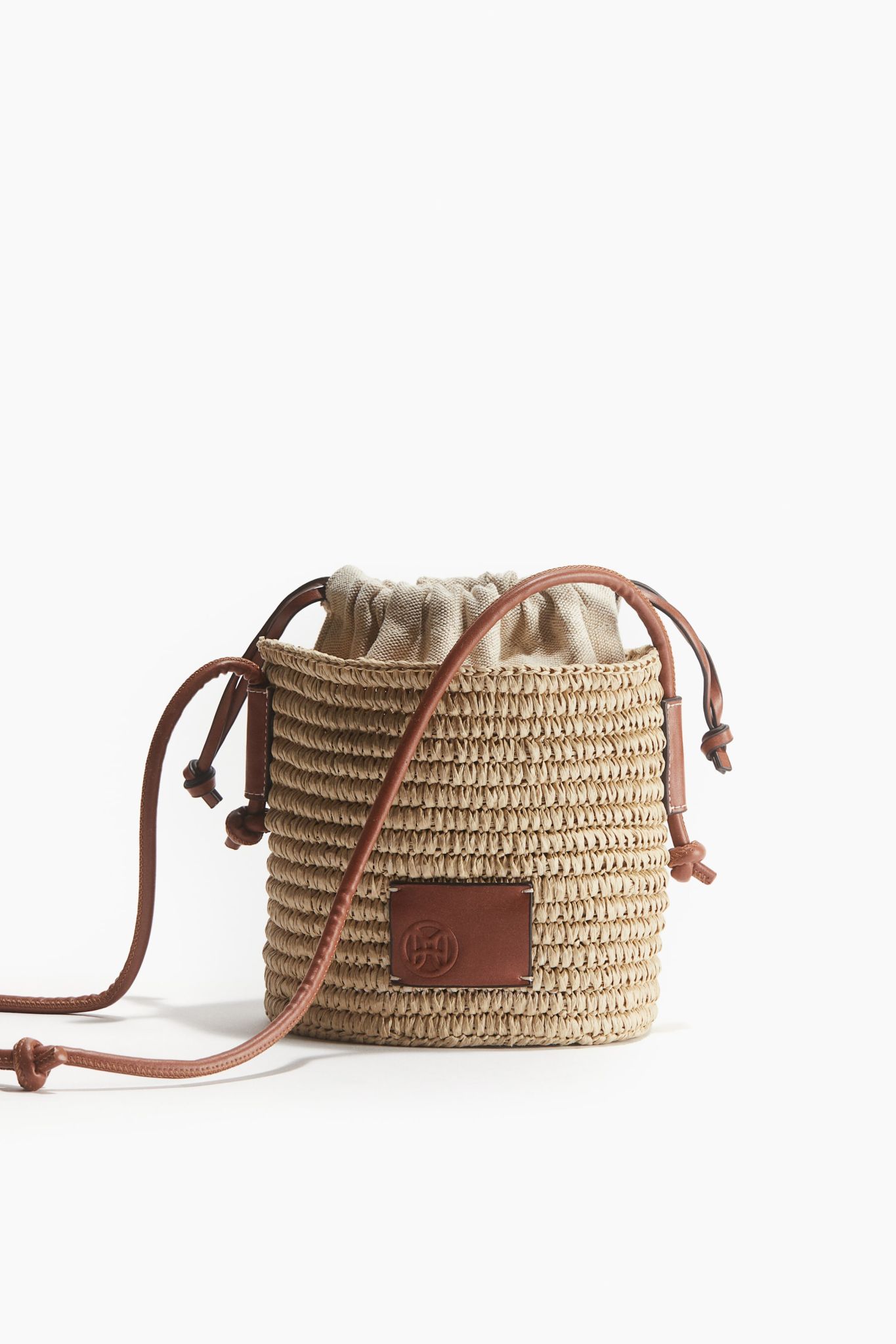 Bucket bag van papierstro