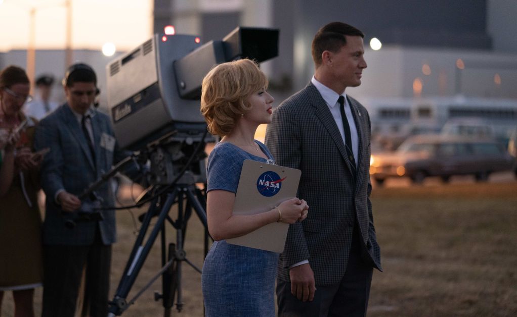 Kelly Jones (Scarlett Johansson) and Cole Davis (Channing Tatum) in TO THE MOON.