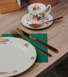 Zo gebruik je vintage servies om een simpele en stijlvolle tafel te creëren