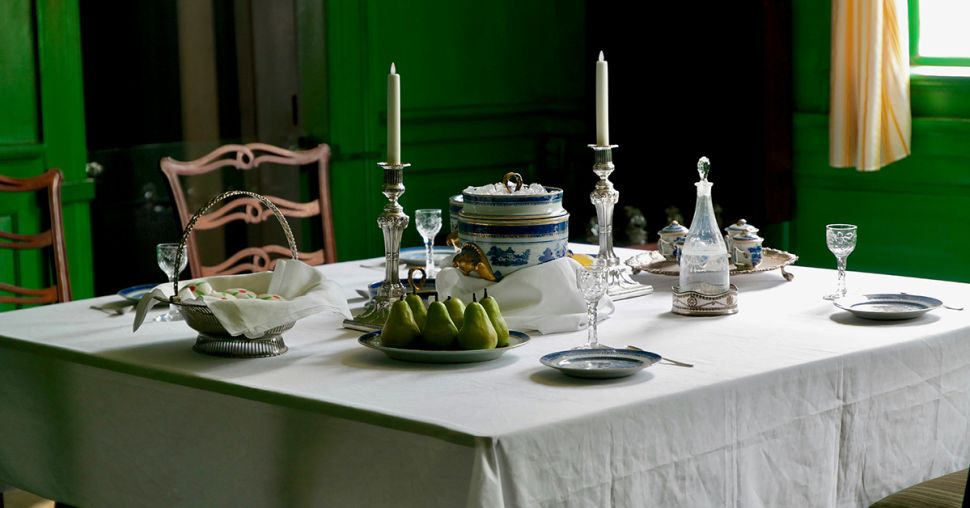 Zo gebruik je vintage servies om een simpele en stijlvolle tafel te creëren