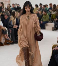 Nu al een trend: de suede handtas als ultieme pre-fall item