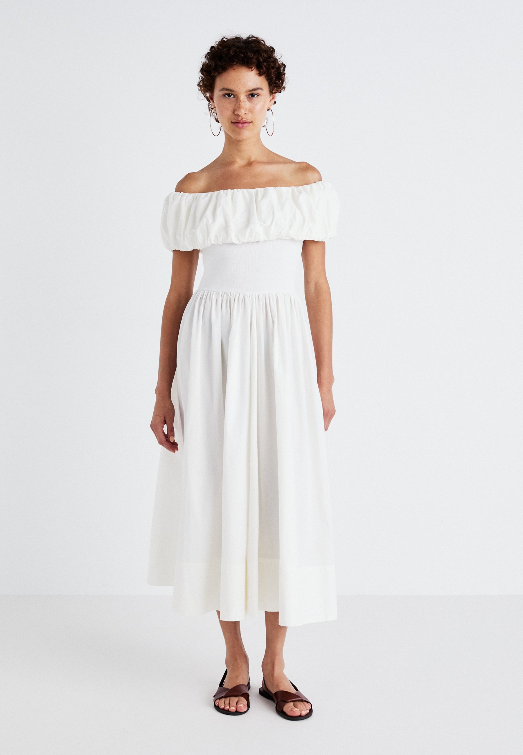 lange off-shoulder jurk