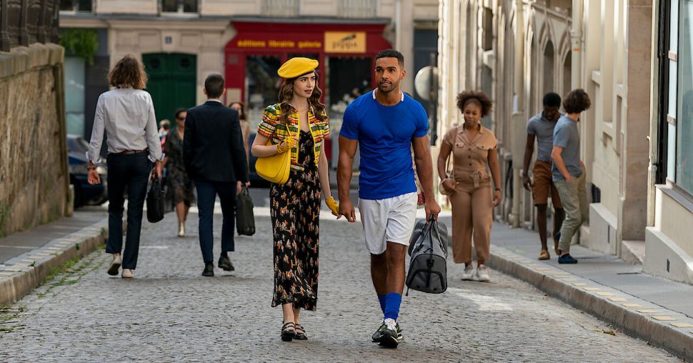 DIt is wat Lucien Laviscount (Alfie) echt vindt van de mode in ‘Emily in Paris’