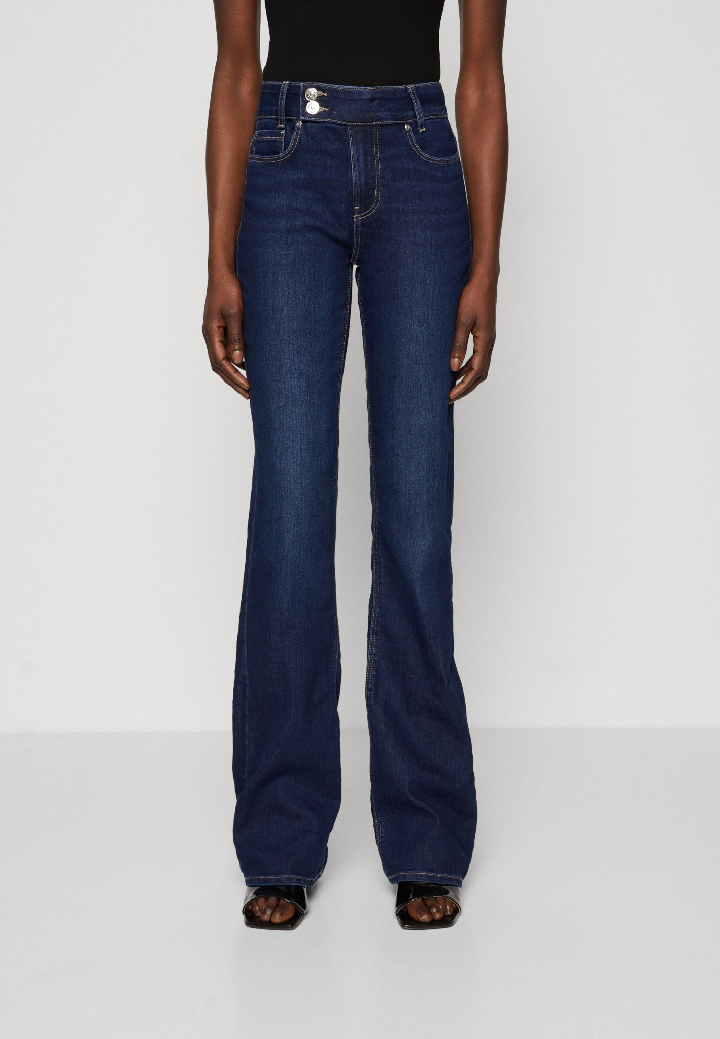 Flared jeans lange vrouwen flatterend