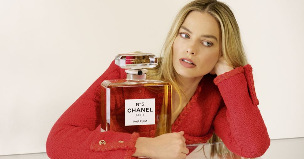 Margot Robbie schittert als het nieuwe gezicht van Chanel N°5