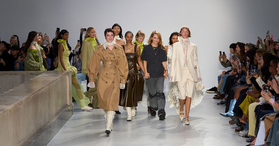 Ganni debuteert op Paris Fashion Week met magische show vol fun