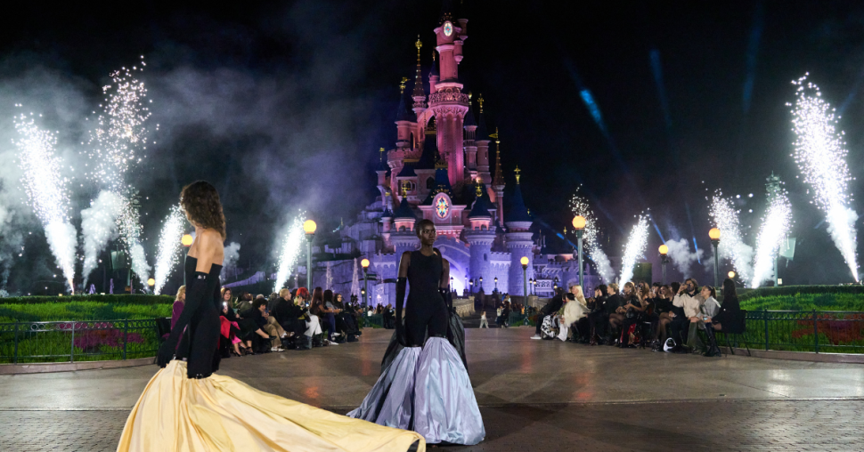 Coperni sluit Paris Fashion Week af met een spetterend defilé in Disneyland