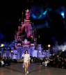 Coperni sluit Paris Fashion Week af met een spetterend defilé in Disneyland