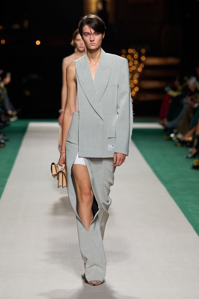 Victoria Beckham catwalk trend mode