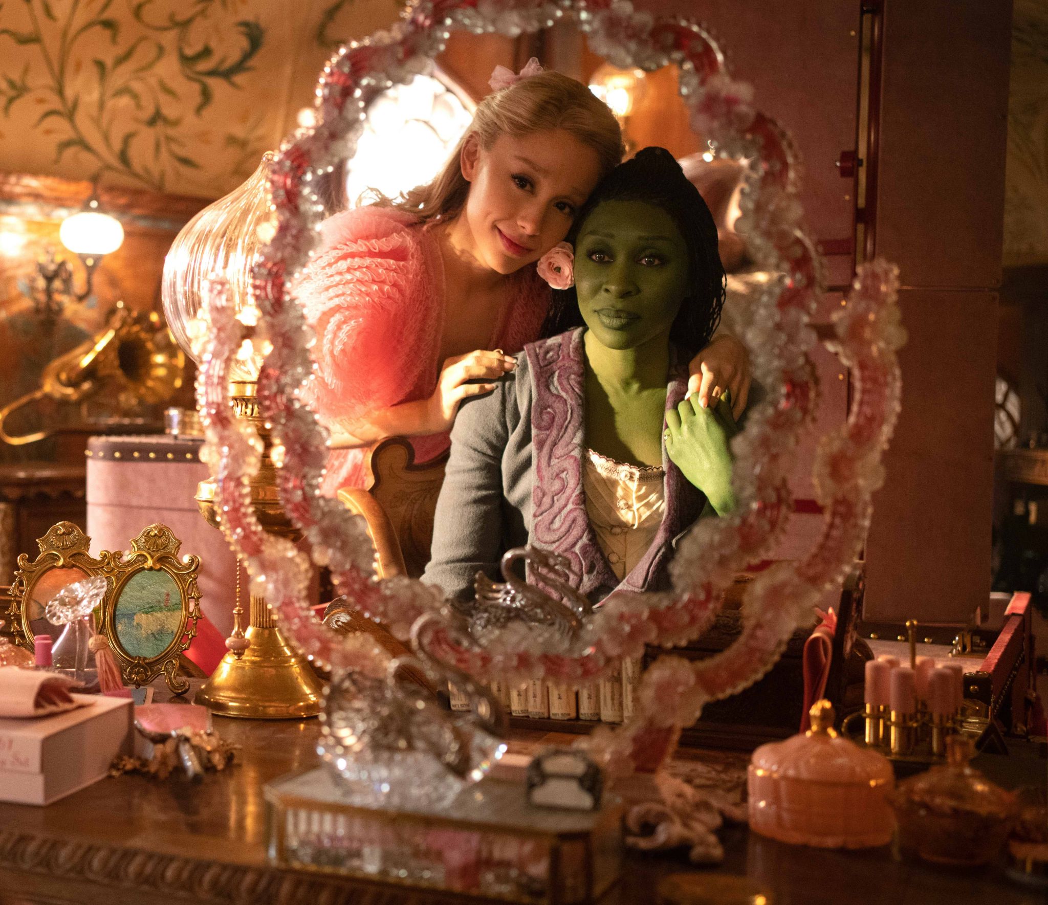 Cynthia Erivo est Elphaba et Ariana Granda est Glinda dans Wicked, sous la direction de Jon M. Chu.