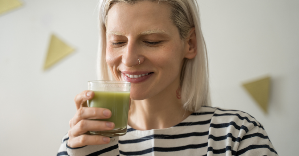 Last van gevoelige tanden? Zo drink je een iced matcha zonder pijn