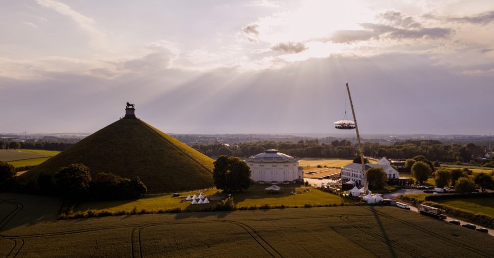 Dinner in the Sky strijkt neer aan de Leeuw van Waterloo voor een magische culinaire ervaring