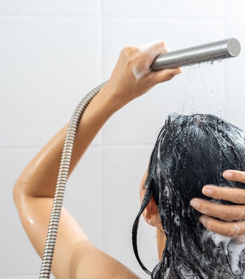 Beschadigt een warme douche echt het haar? Dit is wat je moet weten