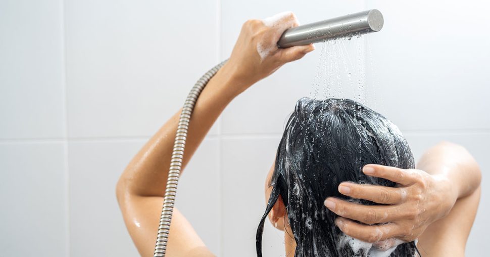 Beschadigt een warme douche echt het haar? Dit is wat je moet weten