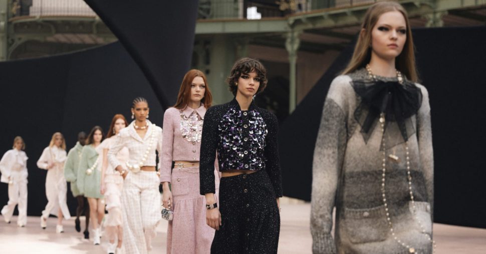 Chanel sluit Paris Fashion Week af met strikken en parels