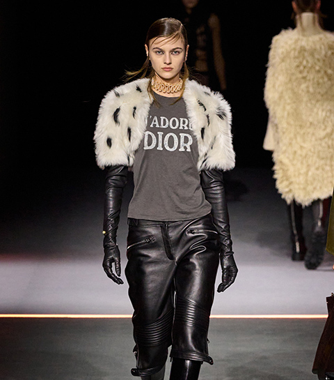 Dior bracht Carrie Bradshaw’s favo T-shirt terug op de catwalk